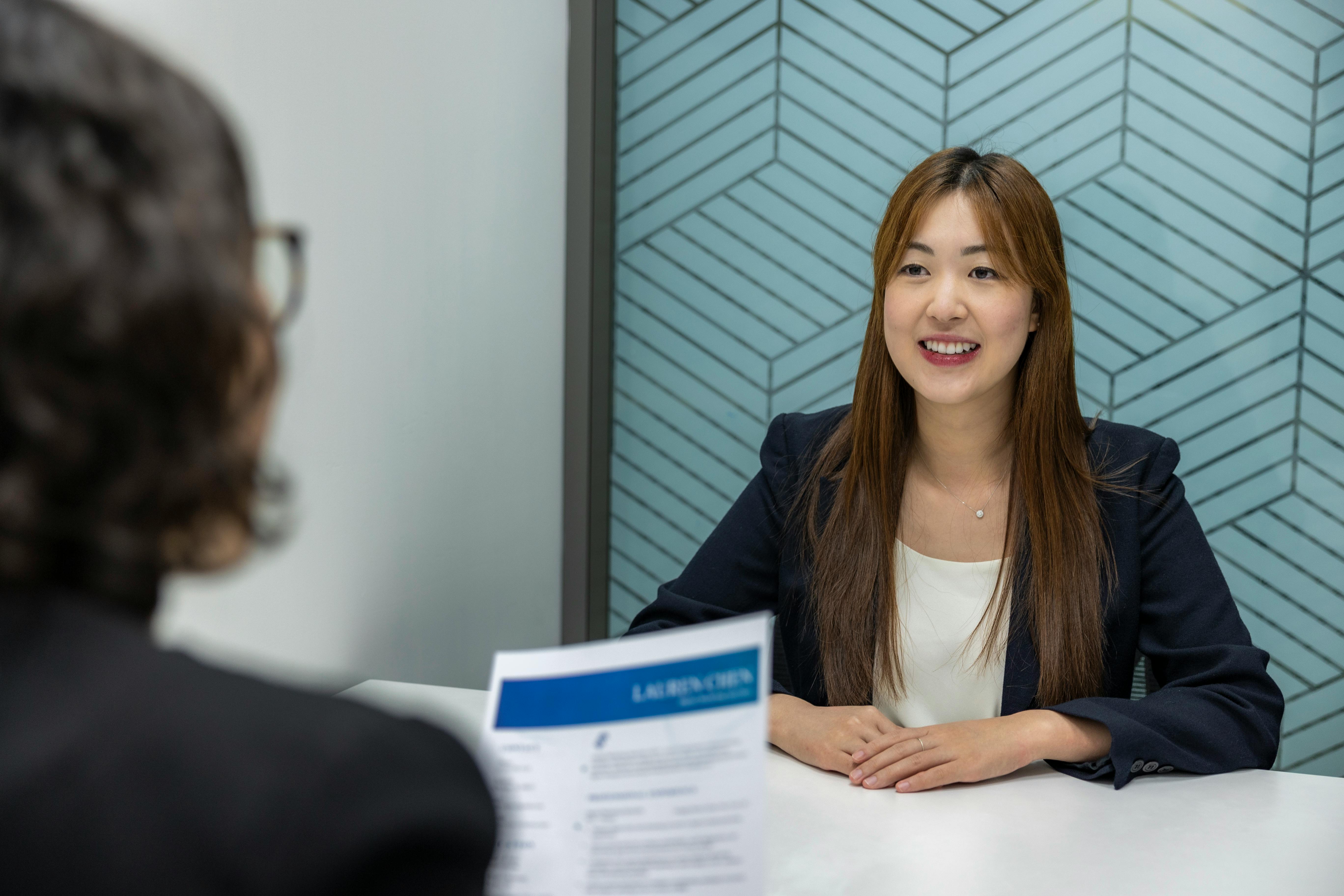Dans une entreprise avec le responsable des RH
