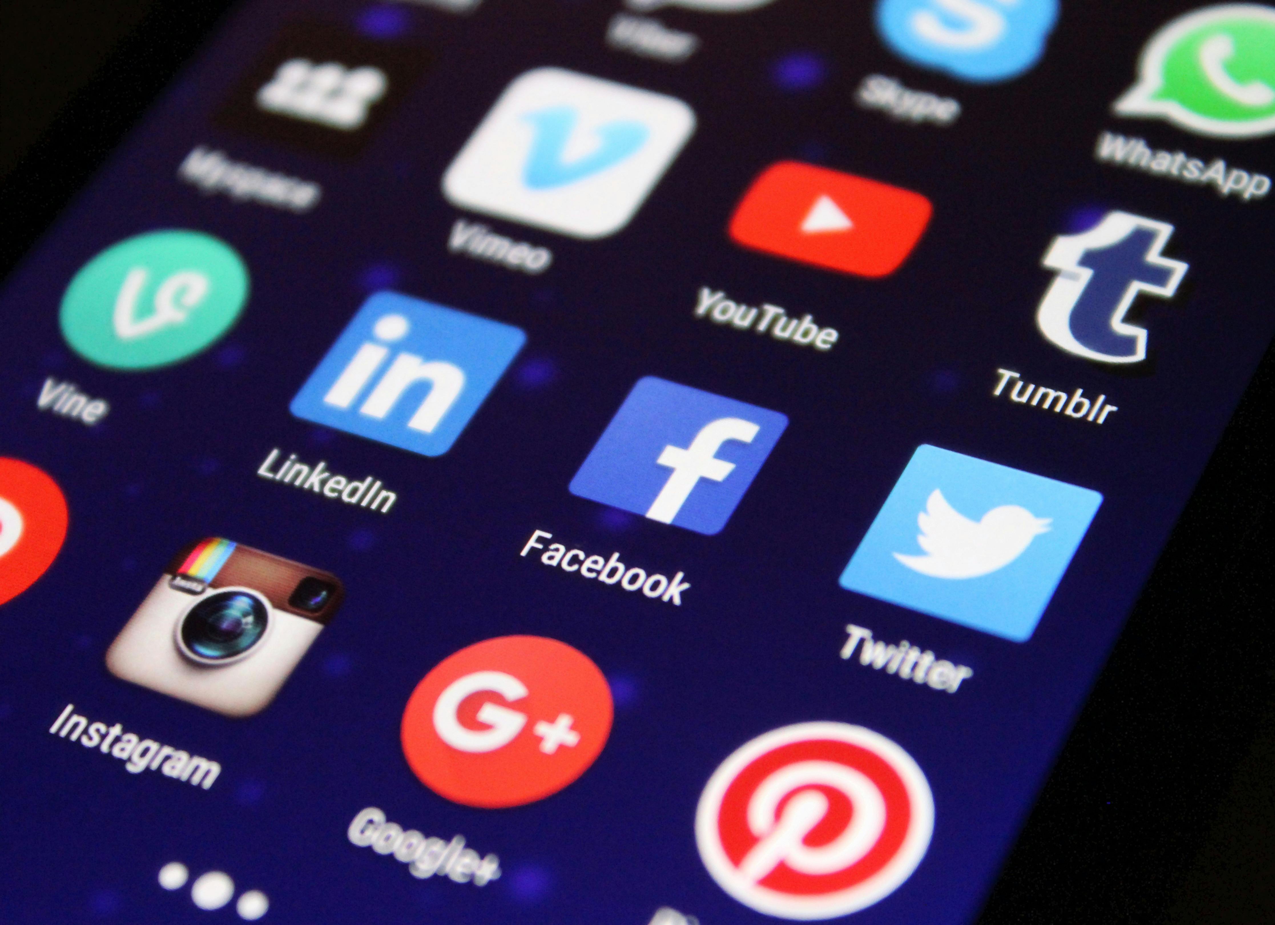 Sur les réseaux sociaux professionnels 